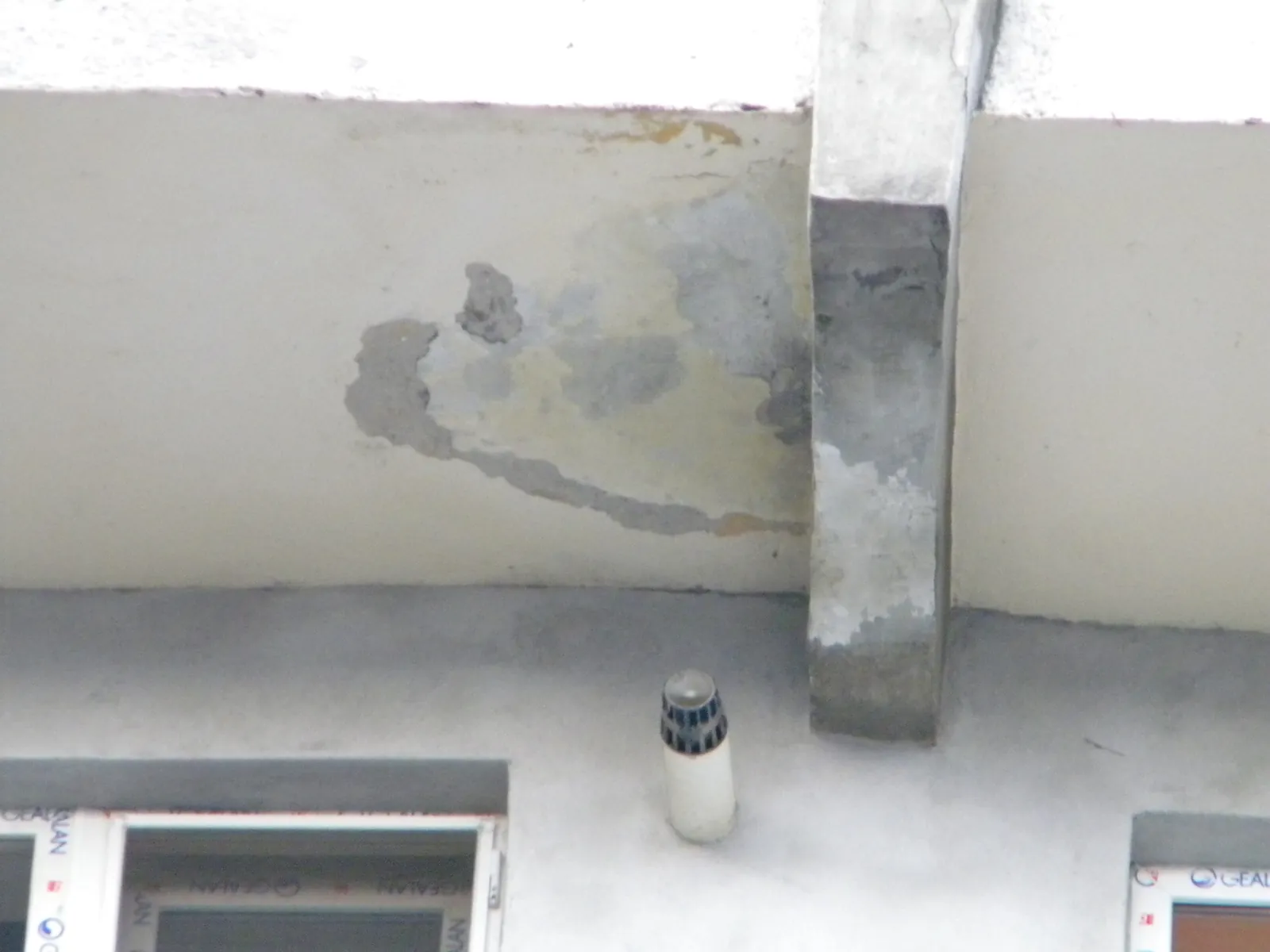 Placa balconului de deasupra, degradată de condens, deasupra unui terminal concentric