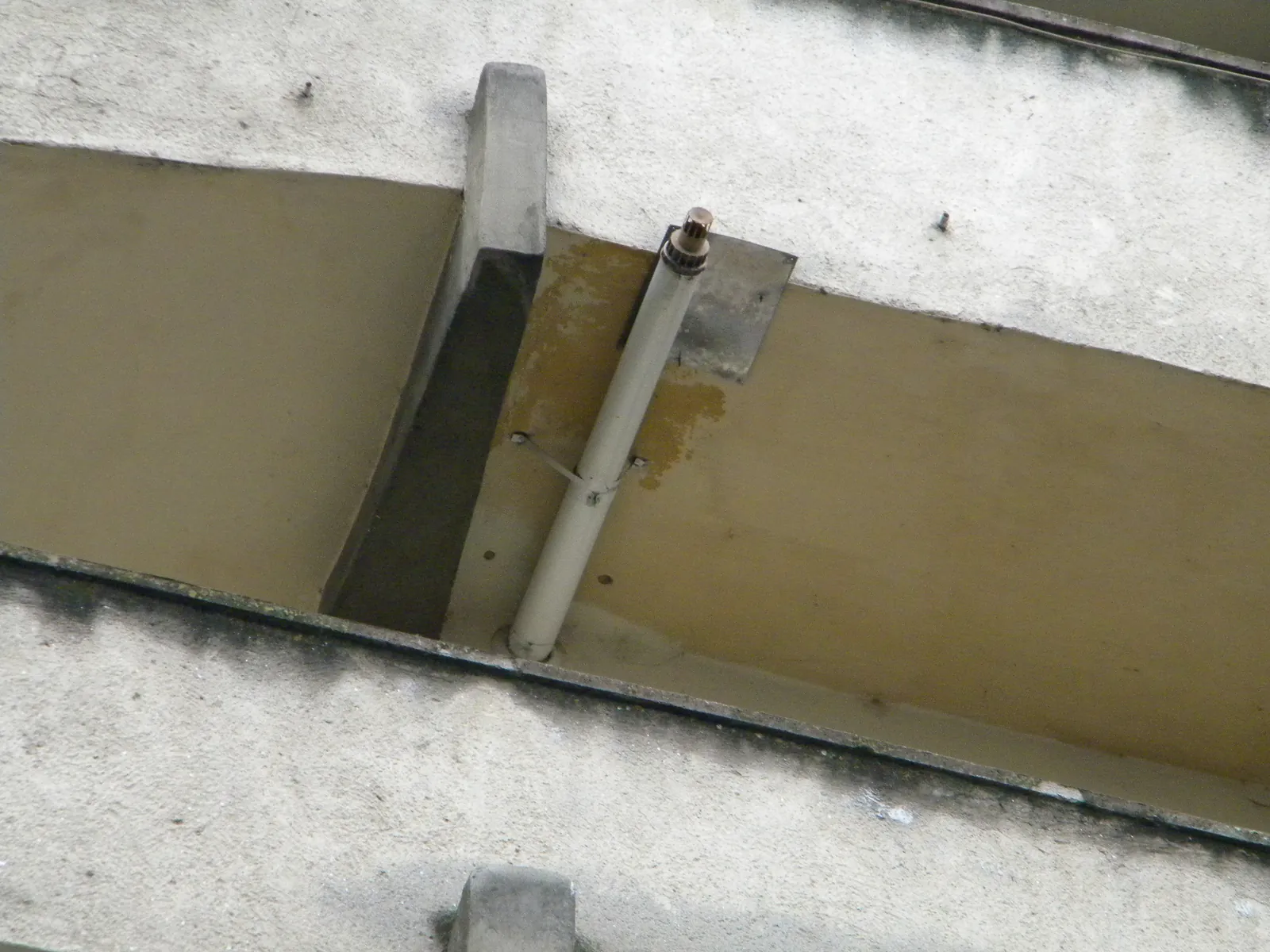 Conducte concentrice prelungite până dincolo de marginea balconului, sub placa pătată de condens