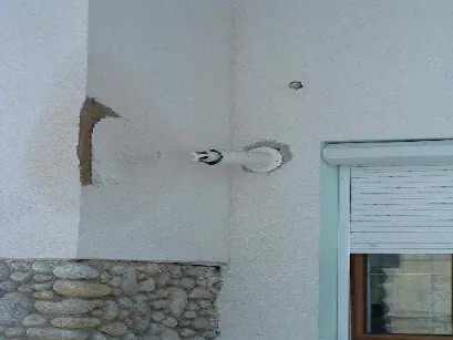 Perete lateral umed și pătat în zona terminalului de evacuare a gazelor de ardere
