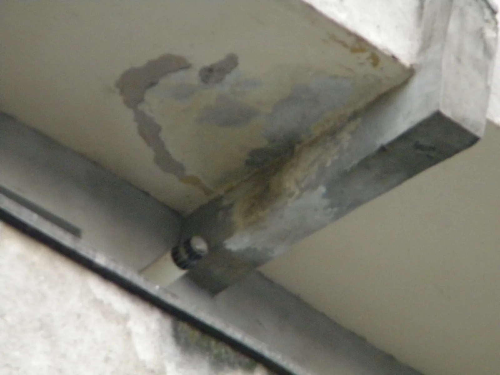 Terminal concentric lângă peretele lateral al balconului, cu urme de umezeală pe placă