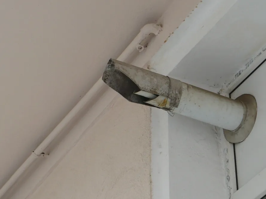 Terminal concentric la care conducta de admisie a fost prelungită cu un manșon, lângă o fereastră