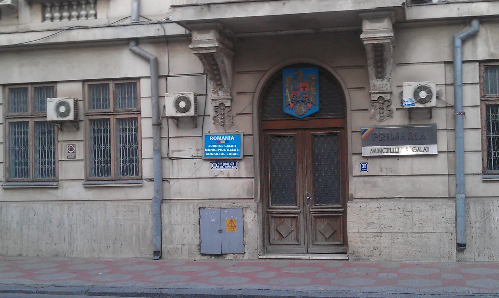 Fațada Primăriei din Galați, cu unități exterioare de aer condiționat montate lângă ferestre