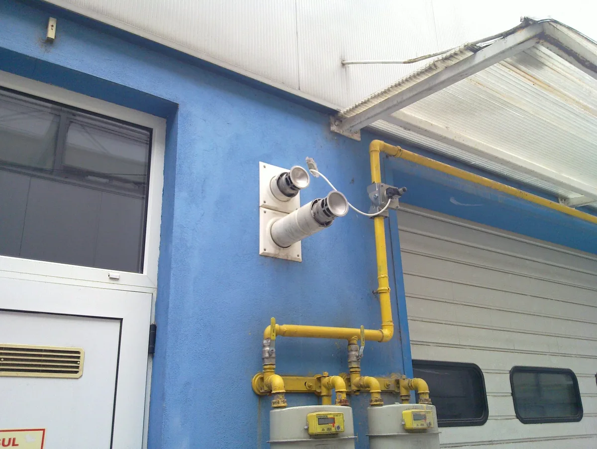 Terminal și contoare de gaz pe o fațadă albastră